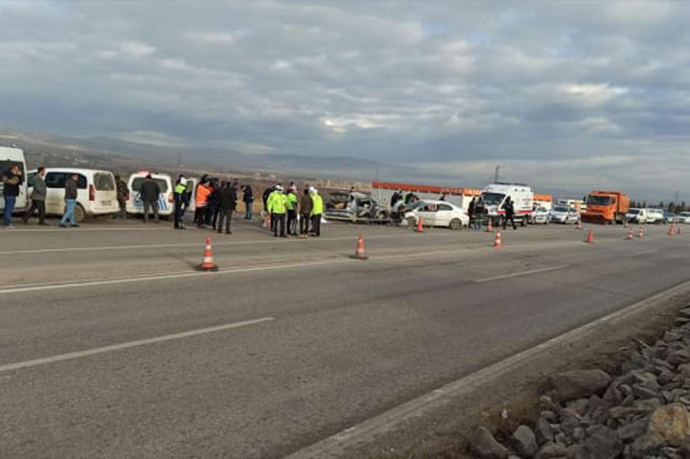 Ankara'da iki otomobil çarpıştı: 6 ölü 3 yaralı Ankara'da iki otomobil çarpıştı: 6 ölü 3 yaralı